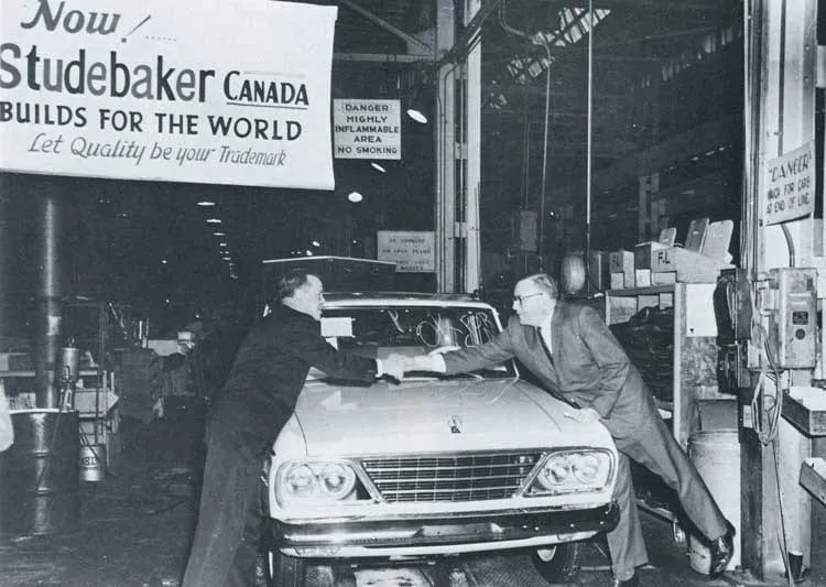 President Gordon E Grundy shaking the hand of Vice President Bill Moeser